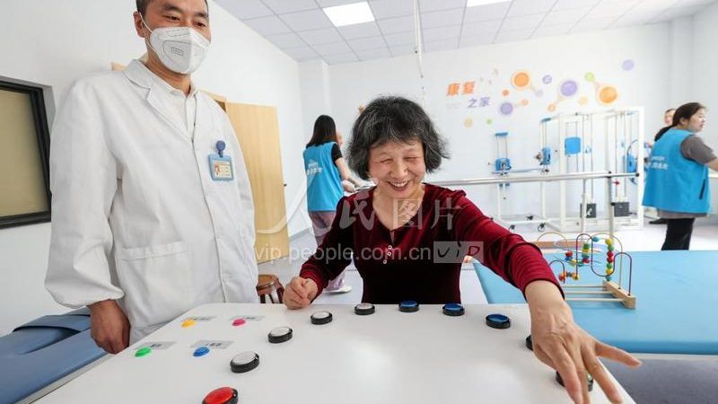 适老家具的人造板与实木：材质差异与选择要点