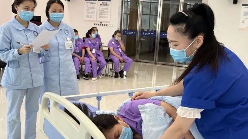 社区养老智能终端设备：守护老人的智能守护者